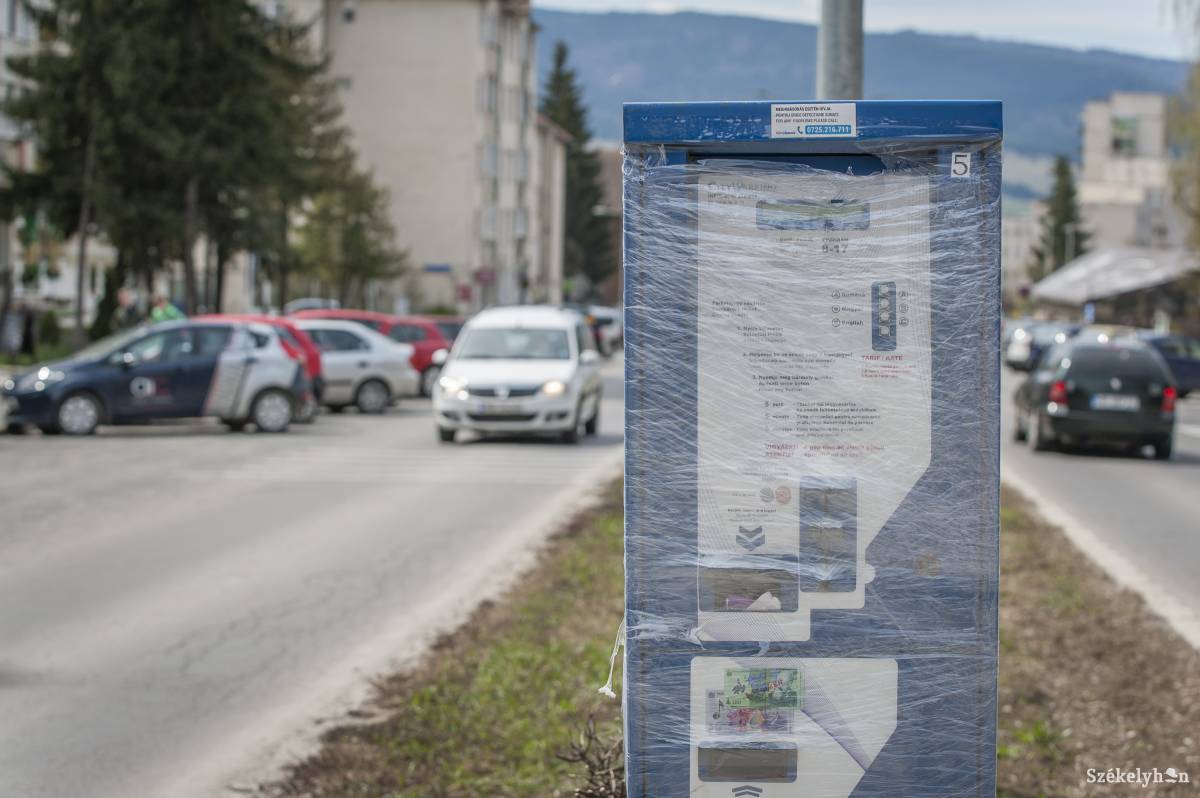 Befóliázott parkolóautomaták Csíkszeredában. Használaton kívül •  Fotó: Pinti Attila
