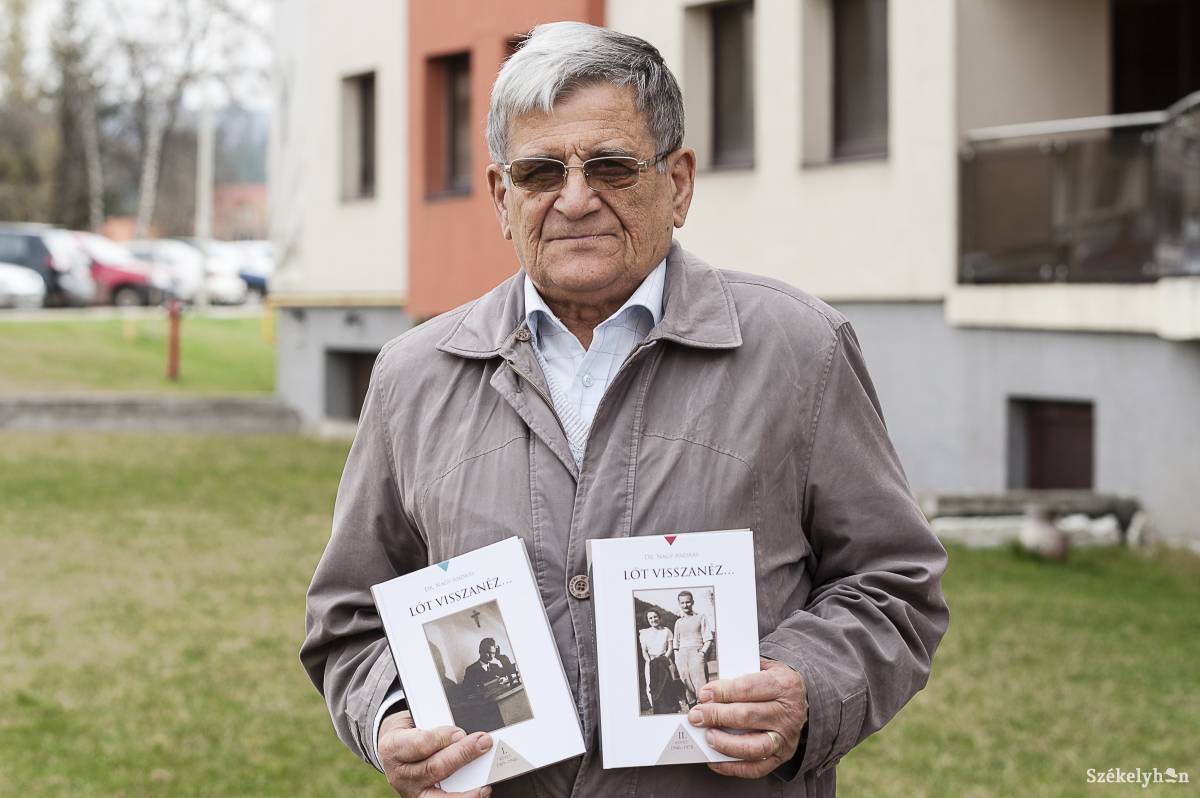Nagy Benedek a két kötettel •  Fotó: Gecse Noémi