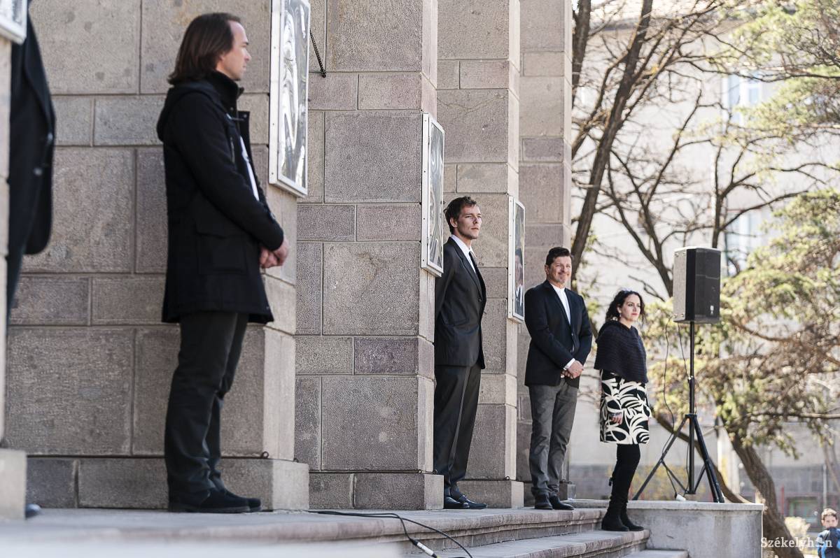 Versnapi városköszöntő. Arany János balladákat szavaltak a Csíki Játékszín művészei &bullet;  Fotó: Gecse Noémi