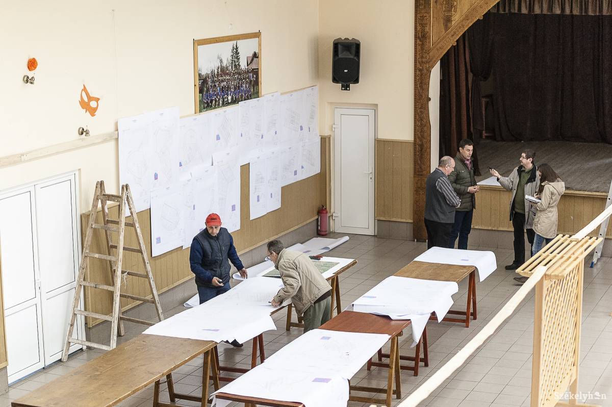 A parcellázási terv kifüggesztésén dolgoztak pénteken a csíkszentkirályi művelődési otthonban •  Fotó: Gecse Noémi