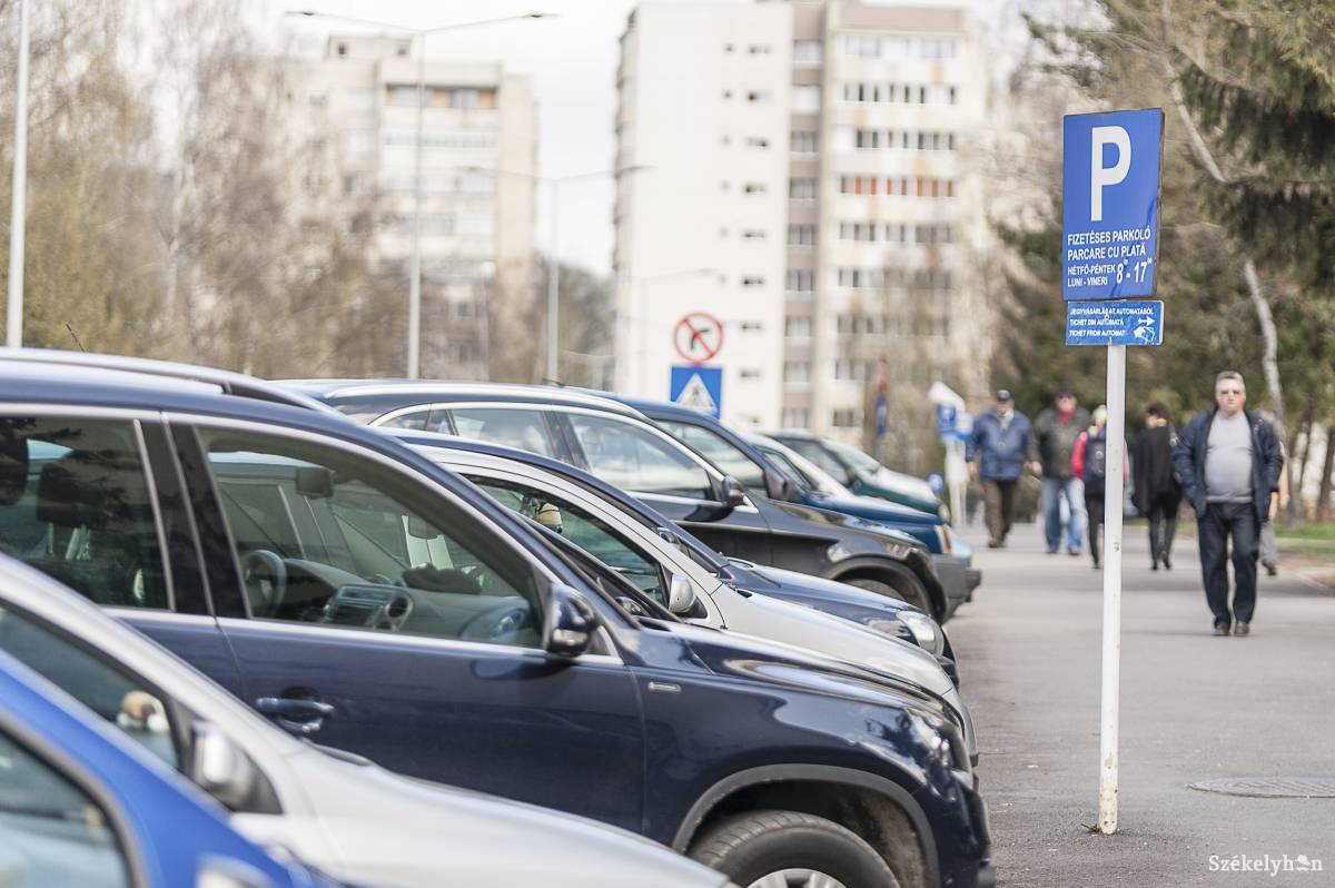 Sem parkolási díjat, sem pótdíjat nem kell fizetni jelenleg semmilyen csíkszeredai parkolóban •  Fotó: Gecse Noémi