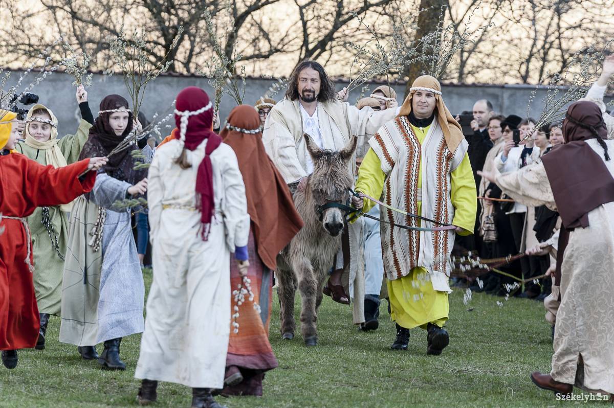 Kisebb-nagyobb kihagyásokkal, de a virágvasárnapi ünnep része a passió bemutatása Csíksomlyón. Archív •  Fotó: Gecse Noémi