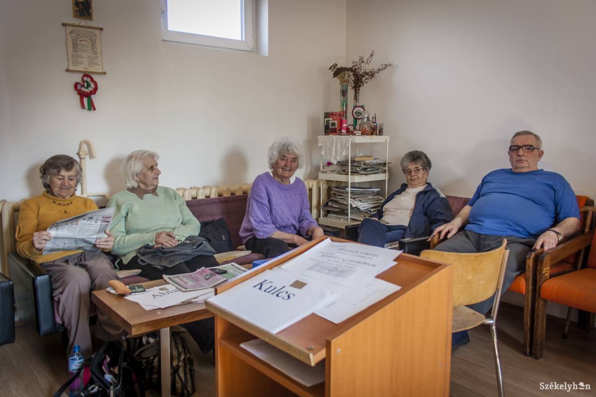 Reggeli sajtószemle az idősek klubjában. Jó együtt eltölteni az időt • Fotó: Pinti Attila