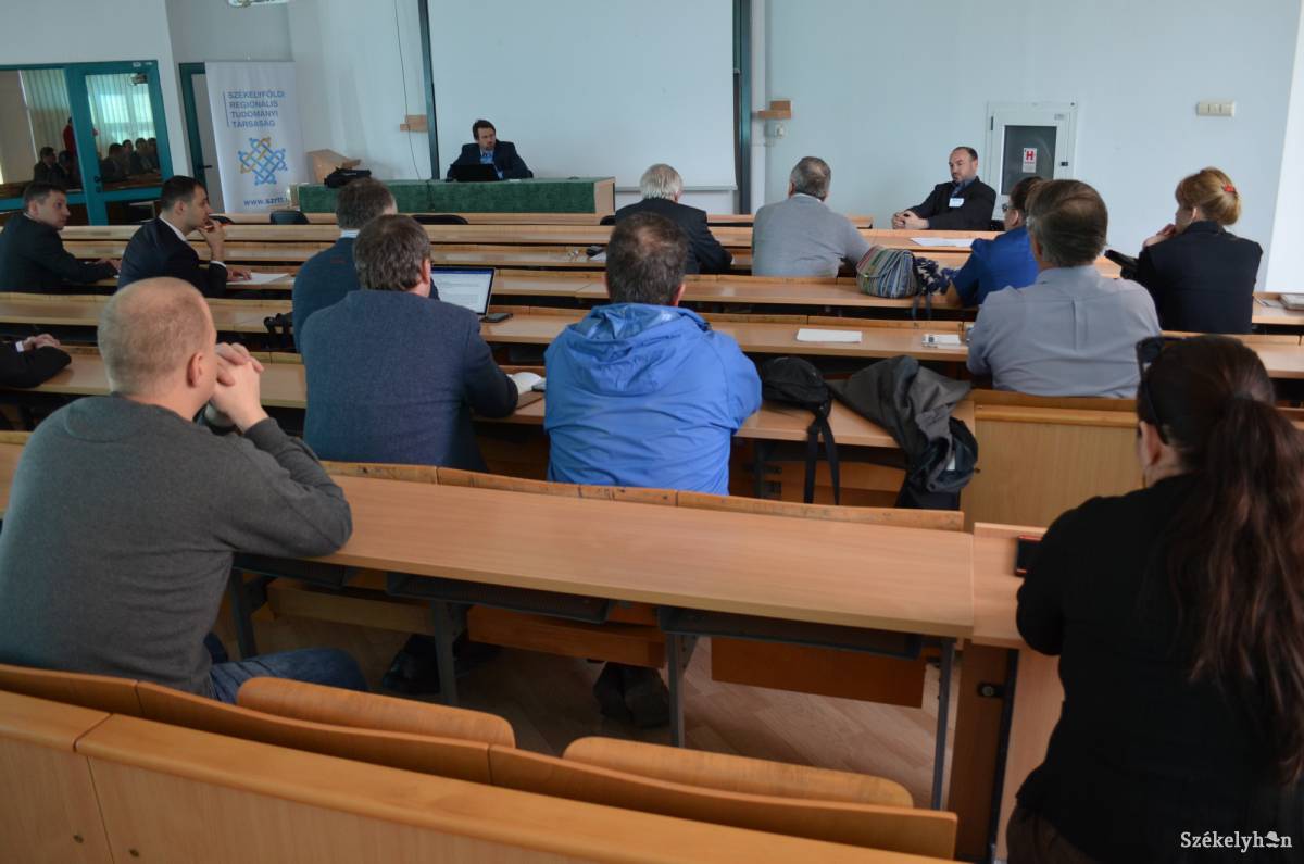 Kevés érdeklődő előtt beszéltek az előadók •  Fotó: Iochom Zsolt