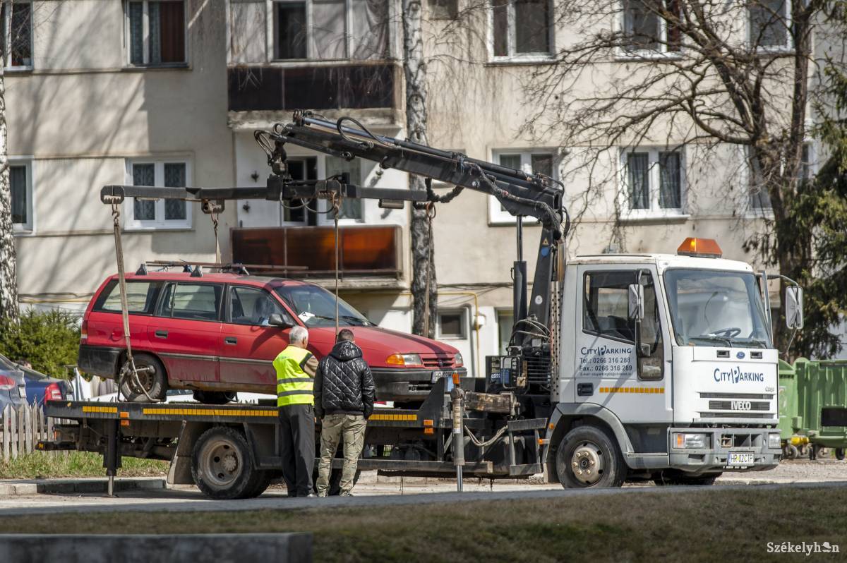 Számos feltételt kell teljesíteniük az önkormányzatoknak, hogy ténylegesen elszállíthatók legyenek a szabálytalanul parkoló autók. Képünk illusztráció •  Fotó: Pinti Attila