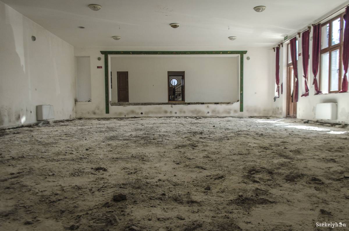 Könnyező házigomba miatt szükséges a fertőtlenítés a zsögödi kultúrházban &bullet;  Fotó: Pinti Attila