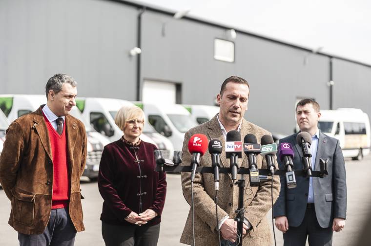 Aranyérem a vb-cím mellé az óradnai kutyaszánhajtó katolikus papnak