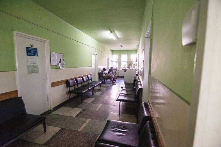 Március végéig érvényben maradnak a „Covid-intézkedések” az egészségügyi rendszerben