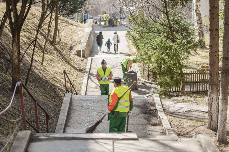 A tömbházak környékének rendezésével a lakók is kiveszik a részüket a tavaszi nagytakarításból
