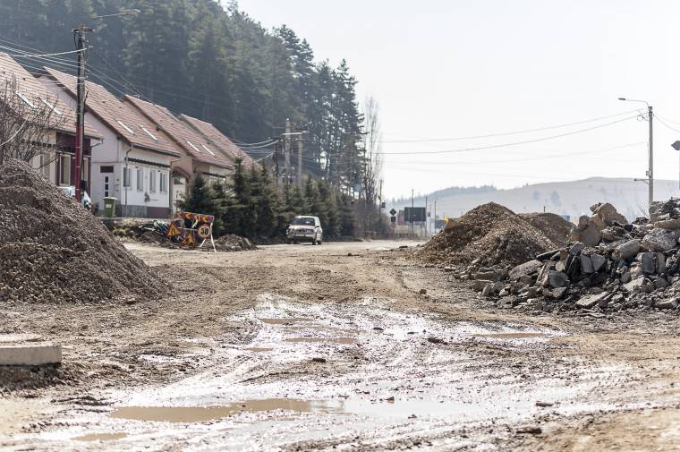 Újra dolgoznak, és még idén befejeznék Zsögöd főutcájának felújítását