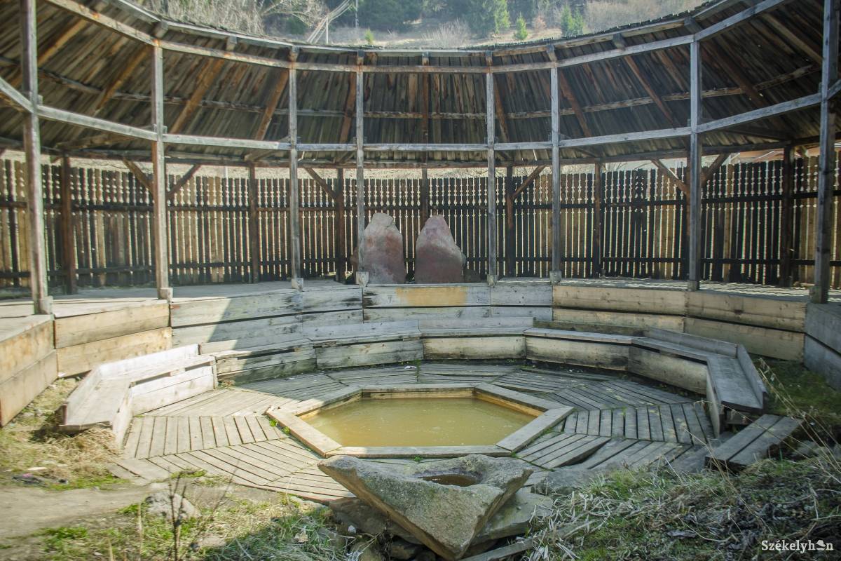 A keresztet levették, lecsiszolták és újrafestették. Hamarosan visszakerül a helyére &bullet;  Fotó: Pinti Attila