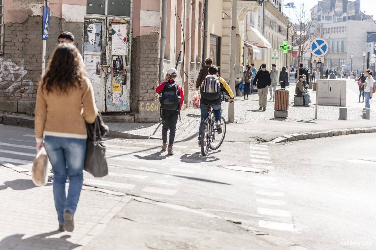 Reggel még kellett, délután viszont már nem igazán volt szükség a kabátra Csíkszeredában •  Fotó: Gecse Noémi