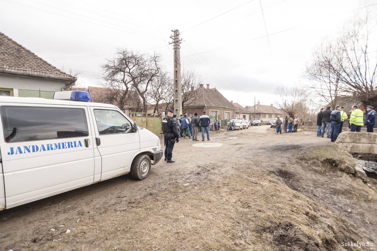 Nem engedték közel egymáshoz a két tábort •  Fotó: Gecse Noémi