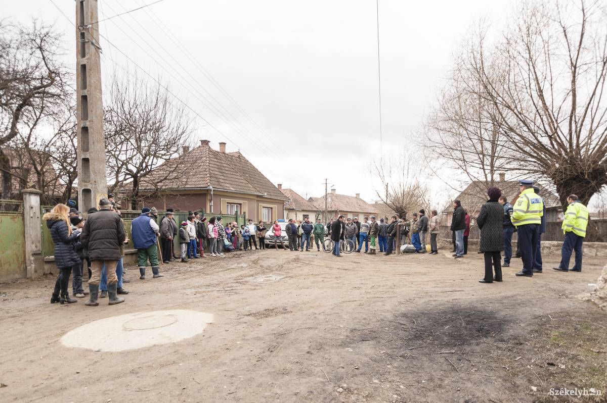 Megbolydult a csekefalviak egy része •  Fotó: Gecse Noémi