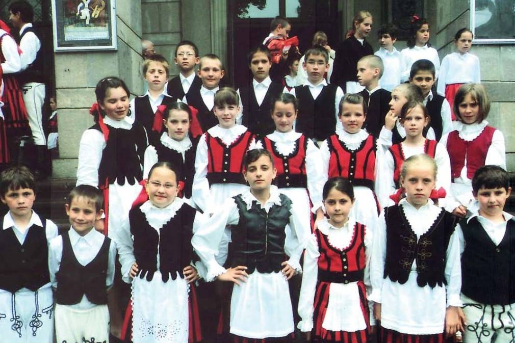 A Labdarózsa néptánccsoport az egyik Csűrdöngölőn. Ma már nem ropják. Archív 