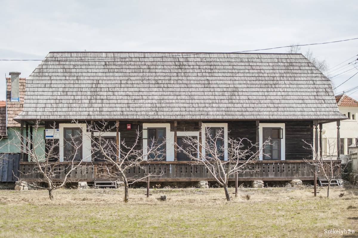 Eredeti állapotába állították vissza a zsindelytetős épületet &bullet;  Fotó: Pinti Attila