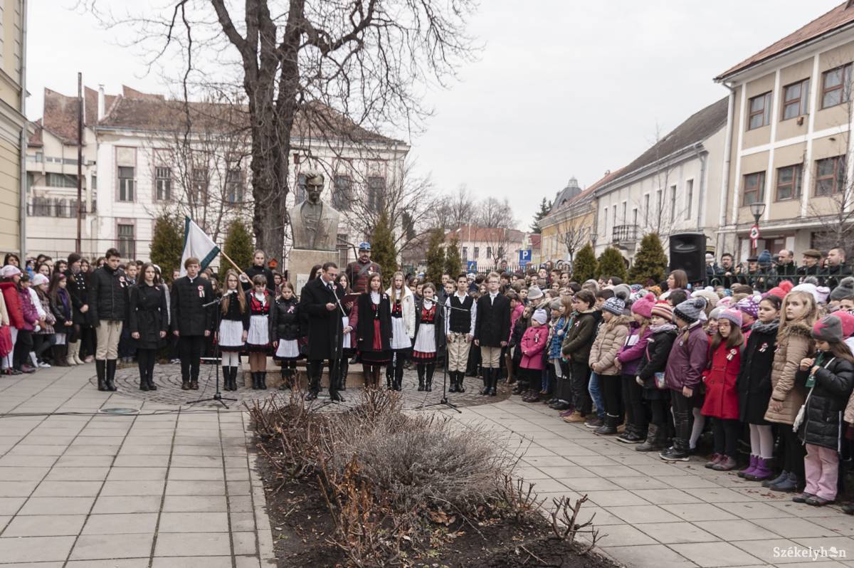 Az iskolában tartották a március 15-i csíkszeredai ünnepségsorozat nyitórendezvényét •  Fotó: Gecse Noémi
