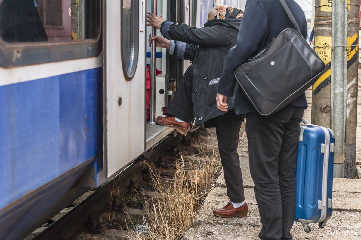 Az utasok fel- és leszállását könnyítené meg a beígért csíkszeredai munkálat •  Fotó: Veres Nándor