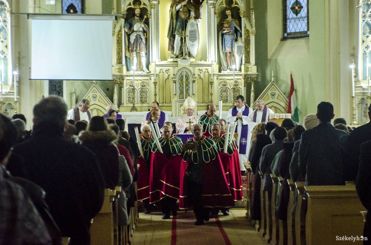 Éljünk úgy a hitünkért, népünkért, ahogy nagy királyunk  – hangzott el a Szent László-emlékévet megnyitó szentmisén •  Fotó: Pinti Attila