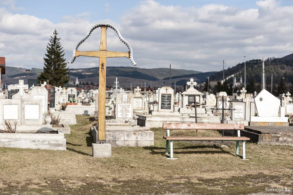 A csíktaplocai temetőkert. Két gondnok biztosítja a rendet, a tisztaságot • Fotó: Gecse Noémi