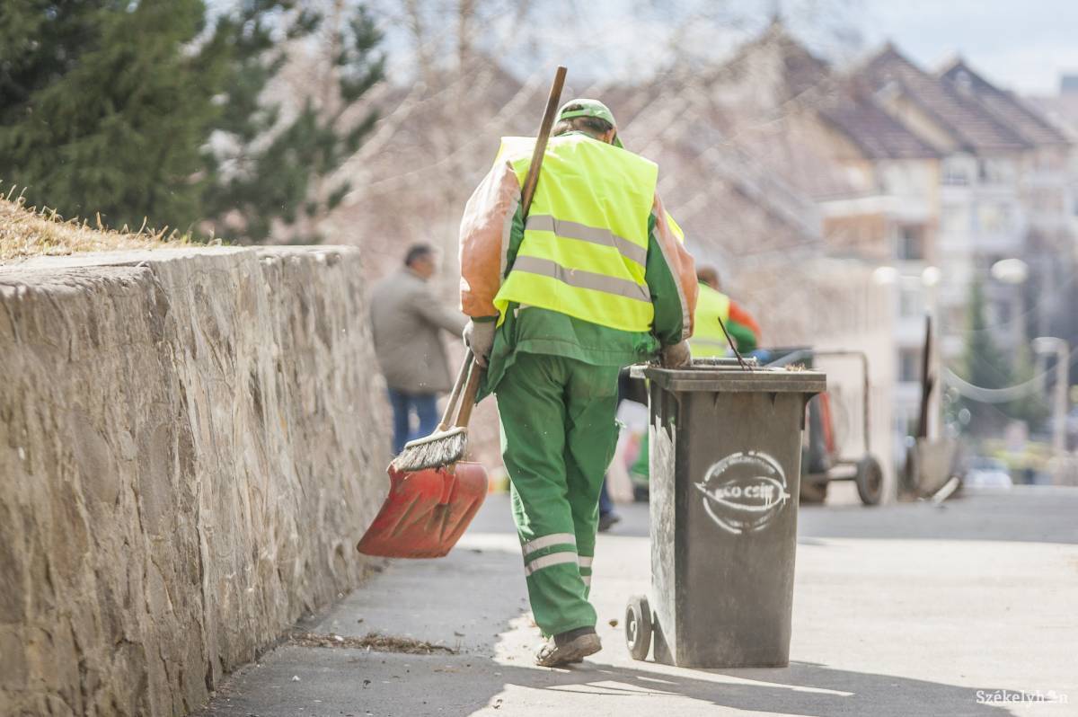 Meghatározott munkaprogram szerint végzik a különböző utcák takarítását Csíkszeredában. Archív &bullet;  Fotó: Pinti Attila