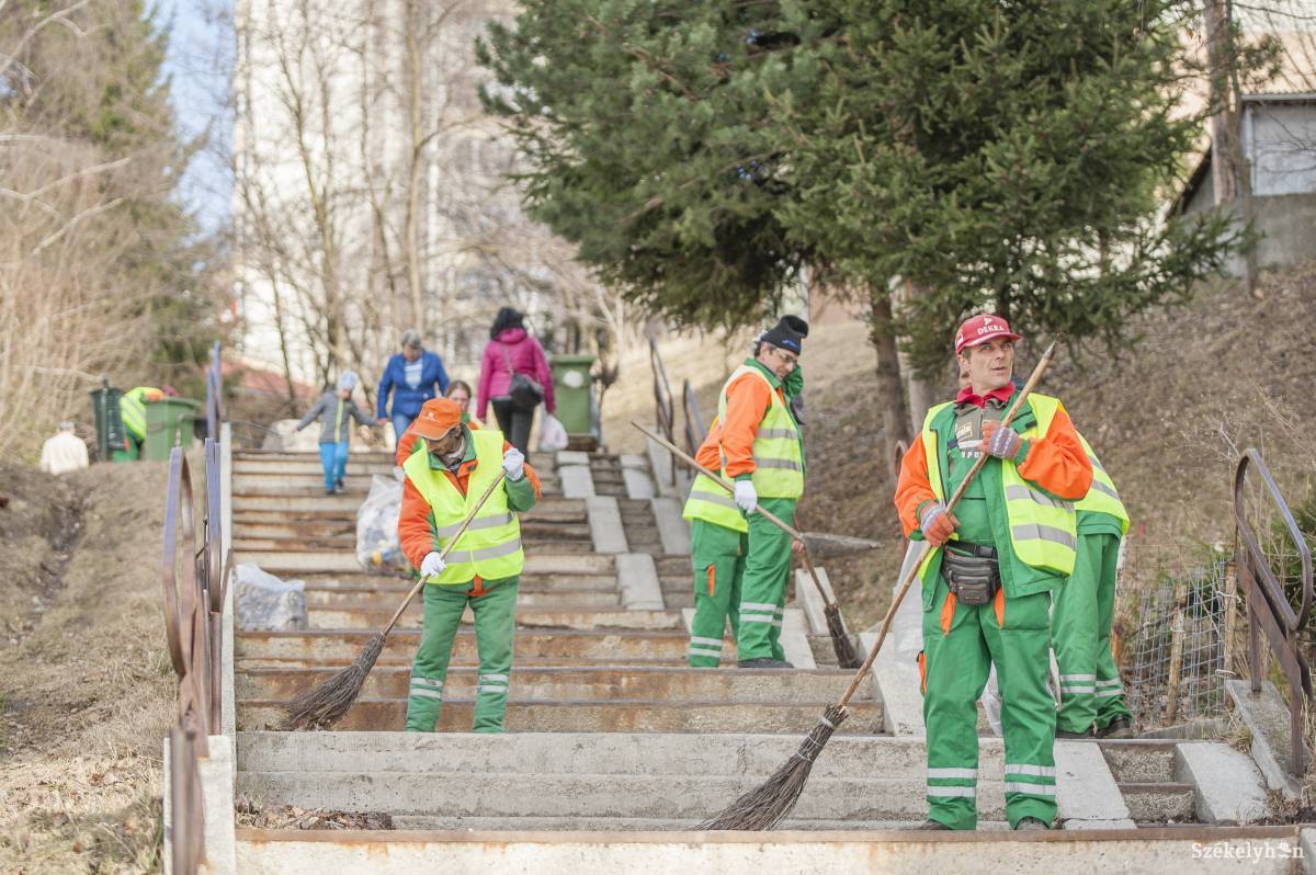 Hétfőn a Kalász lakótelepen és Tető utcában dolgoztak • Fotó: Pinti Attila