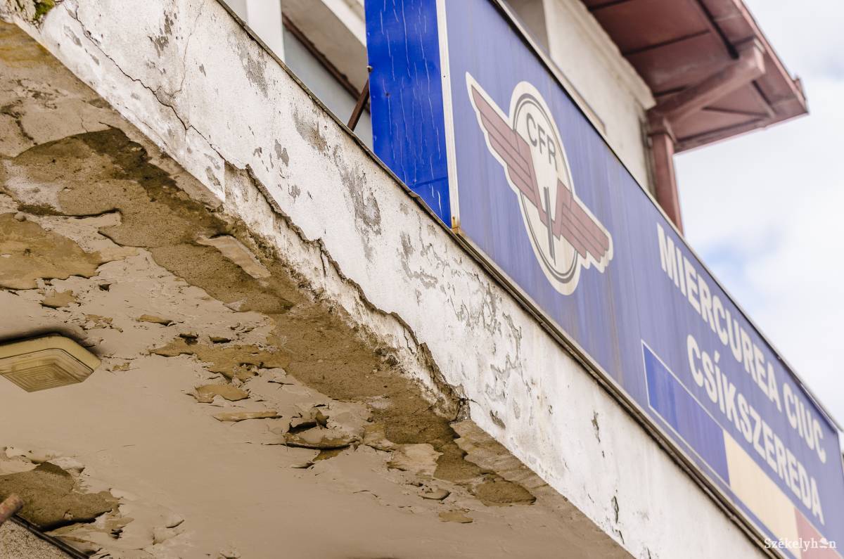 A csíkszeredai vasútállomás épülete. Nincs pénz a felújítására •  Fotó: Veres Nándor