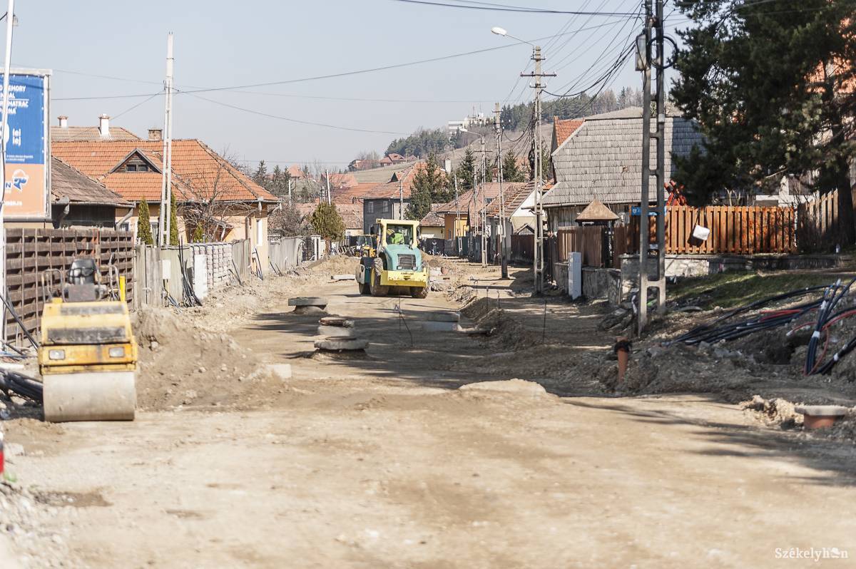 Az úttest alapozásával is dolgoznak a Zsögödi Nagy Imre utcában. Munka több helyszínen &bullet;  Fotó: Gecse Noémi