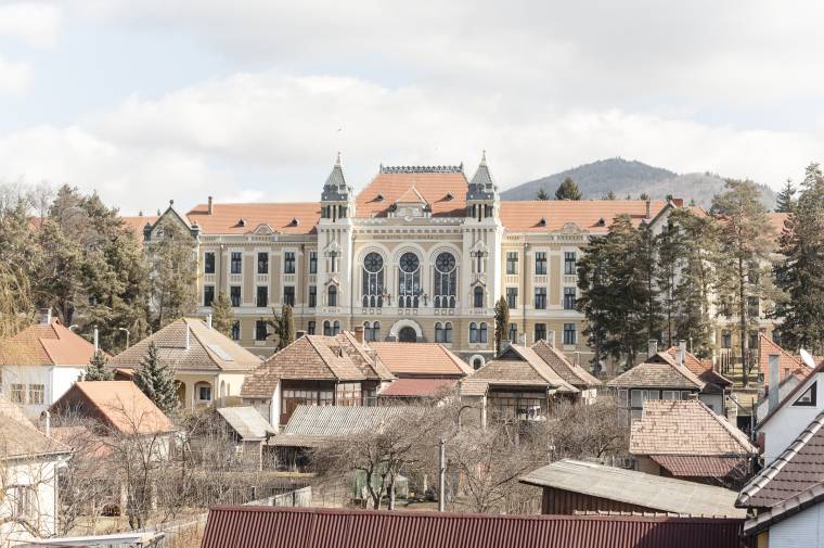 Súlyos vádak egy tanár ellen, az iskola megvizsgálja az állításokat