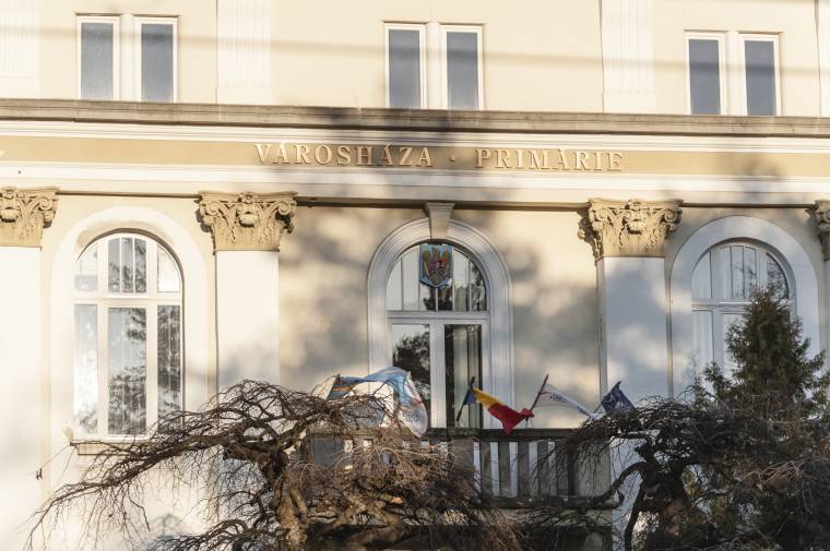 Strasbourgban védenék meg a csíkszeredai Városháza feliratot