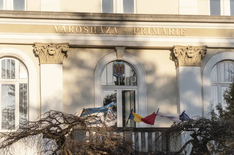 Végrehajtást kezdeményeztek a csíkszeredai Városháza megnevezés eltávolítása érdekében