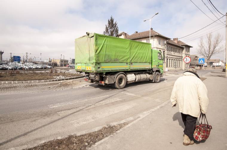 Hiába tiltják, úgyis behajtanak a teherautók a Villanytelep utcába