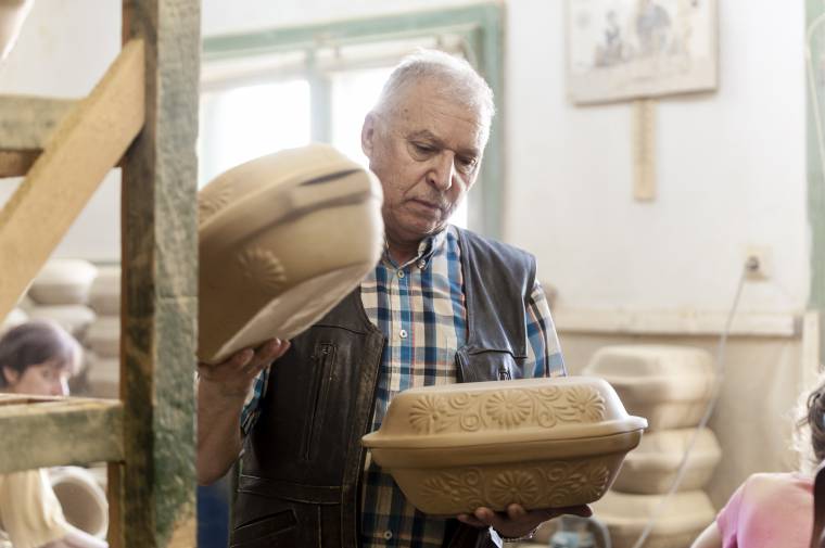 Akik mindennapi használati tárgyakat és edényeket készítenek agyagból