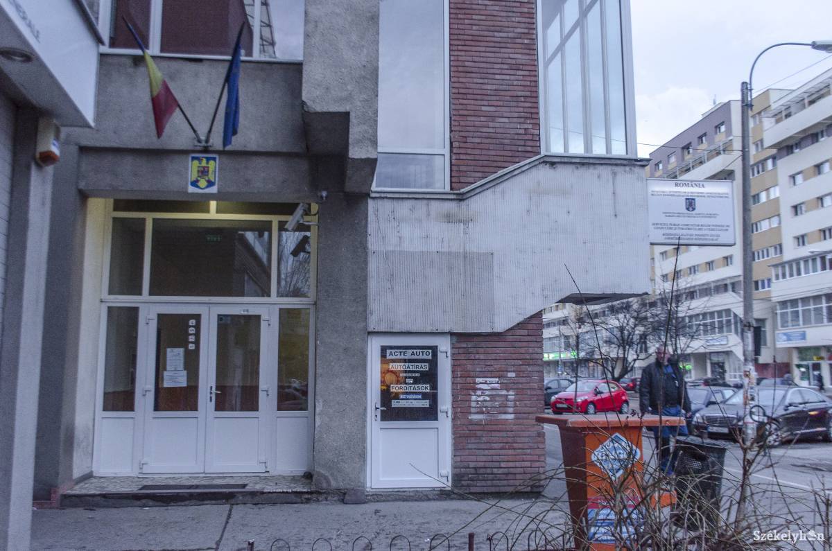 A Hargita Megyei Gépjárművezetői Engedélyeket Kibocsátó és Járműbejegyzési Közszolgálat csíkszeredai székhelye. Ezentúl nem muszáj itt vizsgázniuk az itt élőknek. Képünk illusztráció •  Fotó: Pinti Attila