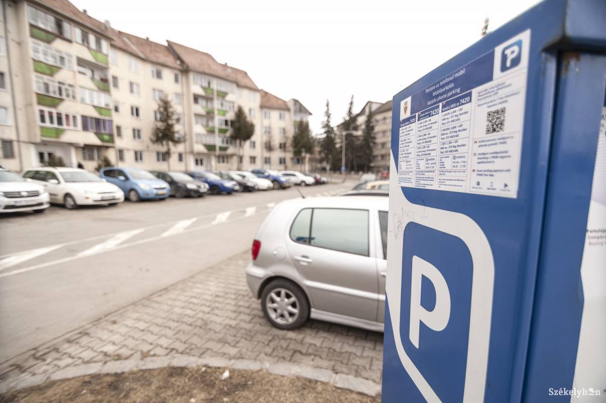 Sorban parkoló autók Csíkszeredában. Végtelen történetté vált a jogi és közigazgatási hercehurca •  Fotó: Gecse Noémi