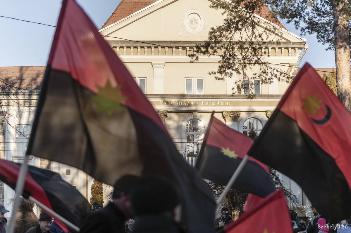 A Városháza felirat nem egy intézmény neve, hanem az épületé •  Fotó: Gecse Noémi