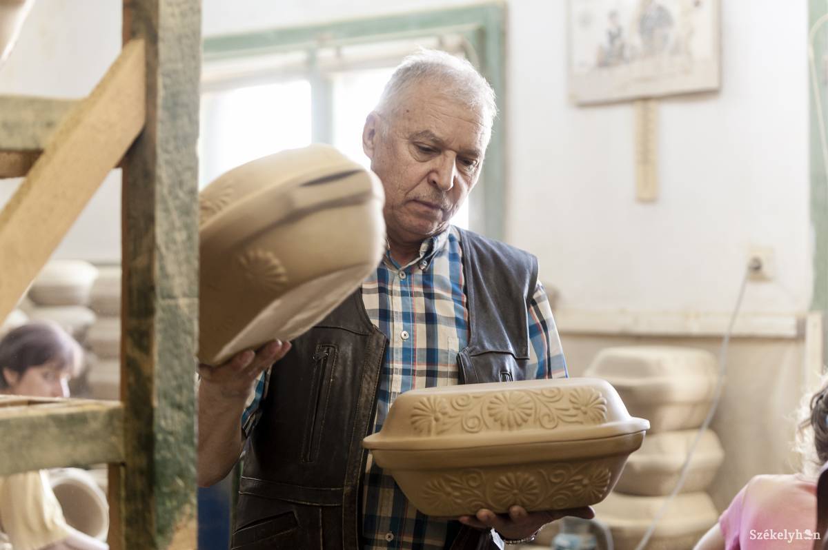 Vitos László: a csíki edény legszebb dísze a formája. Ezt próbáltam menteni, de fel is dolgozni &bullet;  Fotó: Gecse Noémi