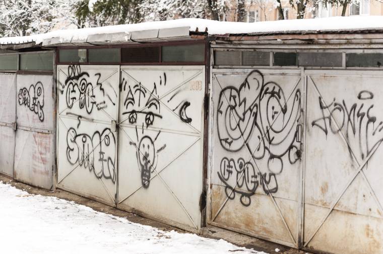 Több mint ezer bádoggarázst bontottak le Csíkszeredában