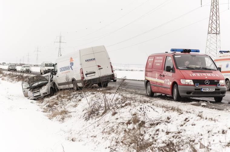 Áruszállítóval ütközött a személyautó