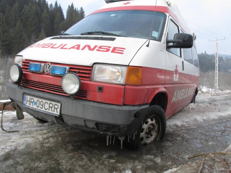 Még jó, hogy nem sürgősség miatt indultak Csinódba – elakadtak a rossz megyei úton