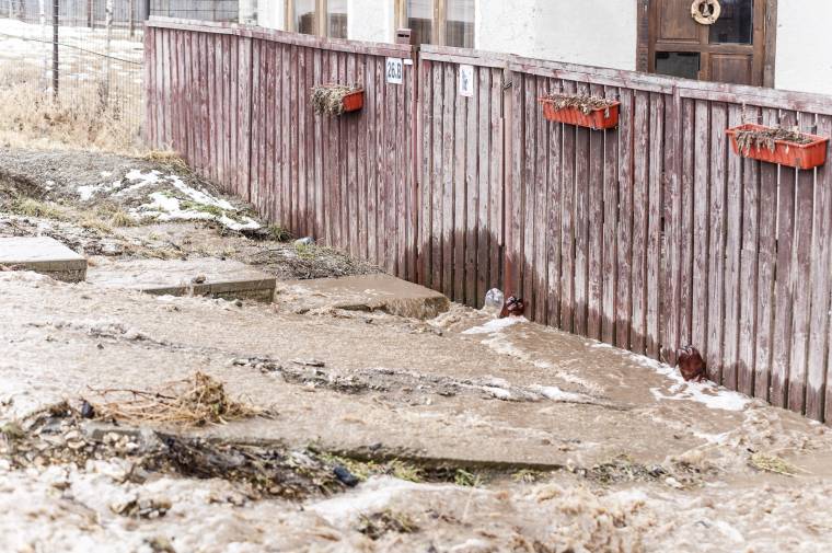Hordalékos víz öntötte el az országút egy részét Csíkkozmás és Kézdivásárhely között