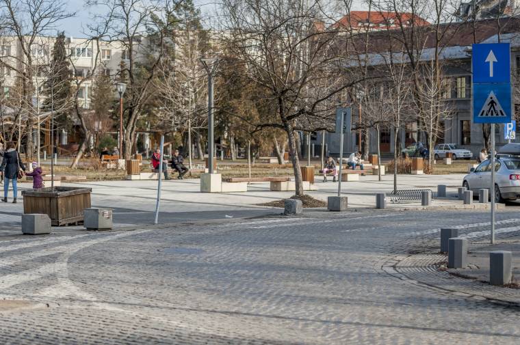 Nem tudta bevenni a kanyart, utcabútort rongált meg az ittas sofőr Csíkszereda központjában