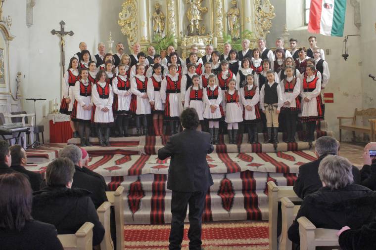 Kórusművekkel örvendeztették meg egymást és a hallgatóságot