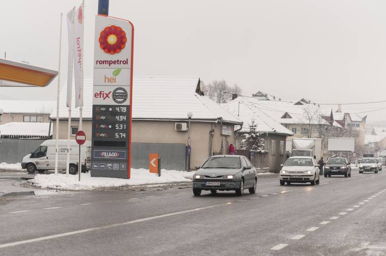 Továbbra is négyessel kezdődnek az üzemanyagárak