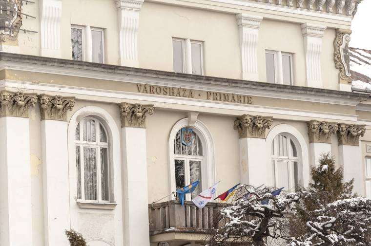 Tiltakoznak a csíkszeredai önkormányzati képviselők a Városháza felirat leszedetése miatt