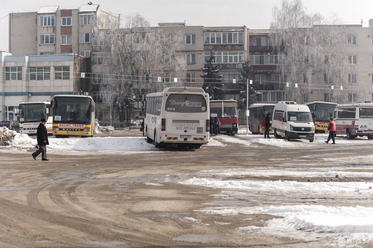 A csíkszeredai távolsági buszállomás. Korszerűsítés után új funkciókat kaphat •  Fotó: Gecse Noémi