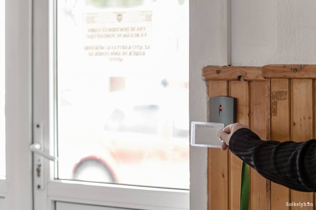 Kártyás beléptetőrendszer egy iskolában. Terjednek a biztonsági rendszerek, a szakképzett munkaerőre egyre kevesebb helyen van pénz •  Fotó: Gecse Noémi