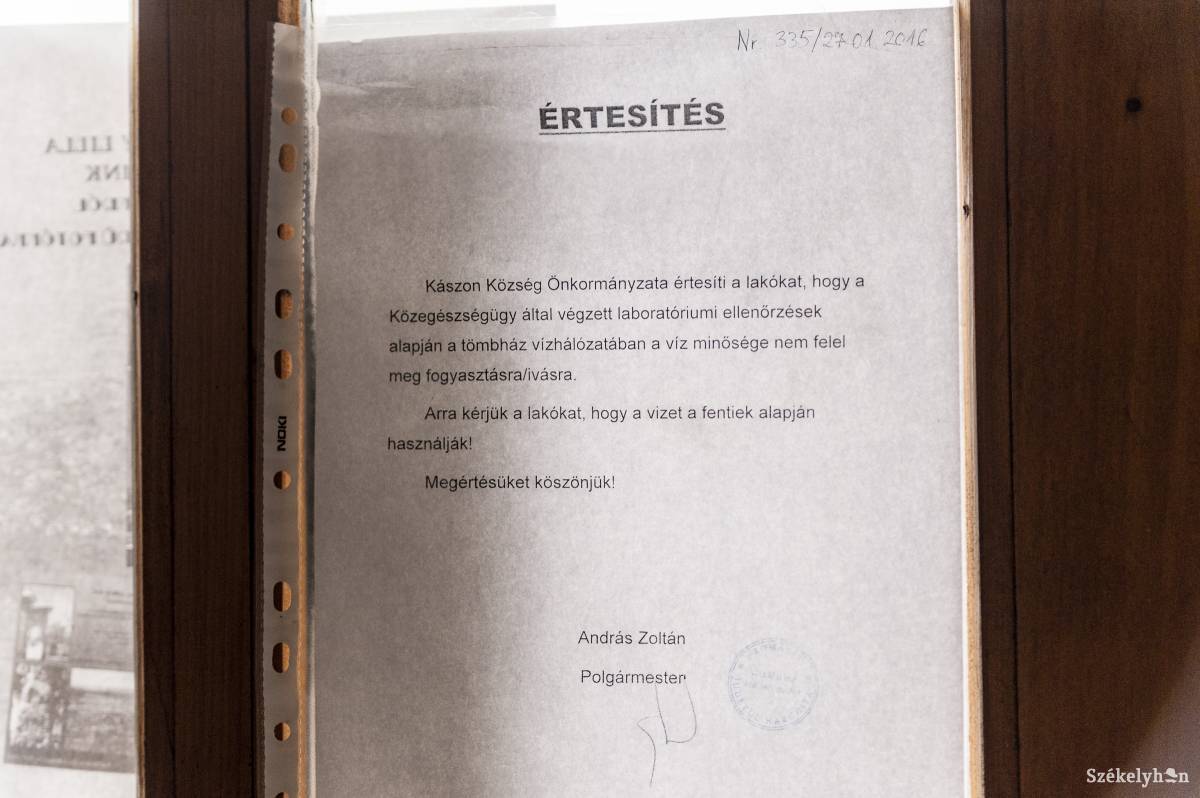 A kászonaltízi tömbházlakásokban a víz minősége fogyasztásra nem alkalmas. Lépnie kell az önkormányzatnak •  Fotó: Gecse Noémi