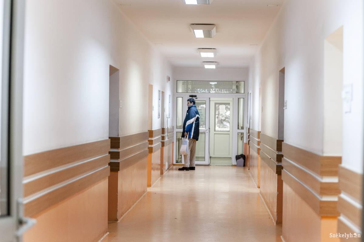 Hétfőtől visszaáll a megszokott beteglátogatási program a hozzátartozók számára a csíkszereadai kórházban •  Fotó: Gecse Noémi