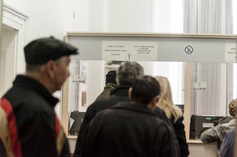 Karcsúsítás helyett egyre csak dagad a közalkalmazottak száma